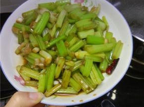全程大火，三分钟左右，芹菜断生之后拌匀出锅