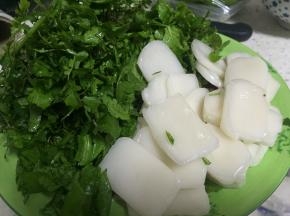 把年糕切片，也可以直接买片状年糕