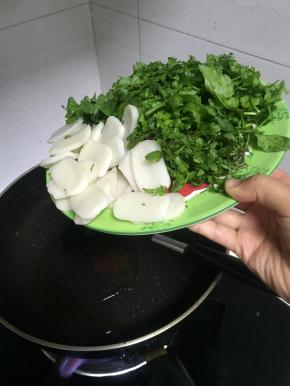 锅里倒入橄榄油，加热，倒入年糕翻炒