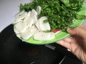 锅里倒入橄榄油，加热，倒入年糕翻炒