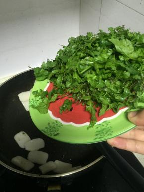 再加荠菜，翻炒1-2分钟，待荠菜软掉