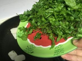 再加荠菜，翻炒1-2分钟，待荠菜软掉