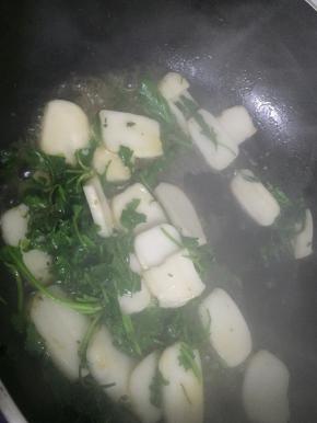 倒入少量水，翻炒5分钟左右，使得年糕软糯