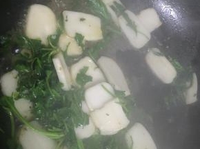 倒入少量水，翻炒5分钟左右，使得年糕软糯
