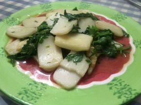 依次加入适量鲜酱油、盐、搅拌均匀