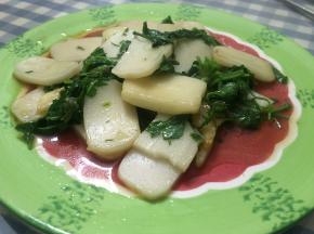 依次加入适量鲜酱油、盐、搅拌均匀