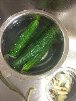黄瓜洗干净，在清水中泡个十分钟，这样黄瓜更脆