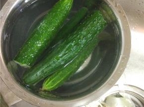 黄瓜洗干净，在清水中泡个十分钟，这样黄瓜更脆