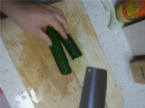 泡好的黄瓜用刀拍碎，一定要拍碎的更容易入味