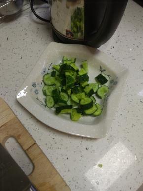 拍好的黄瓜放入盘内