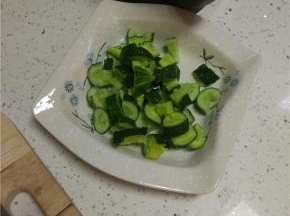 拍好的黄瓜放入盘内