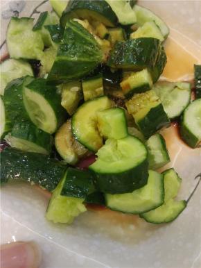 放入适量的盐、酱油、醋味极鲜进行调味