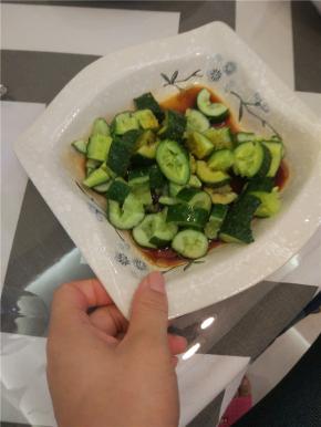 拌匀之后放个三五分钟吃，更入味