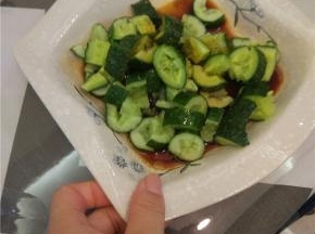 拌匀之后放个三五分钟吃，更入味