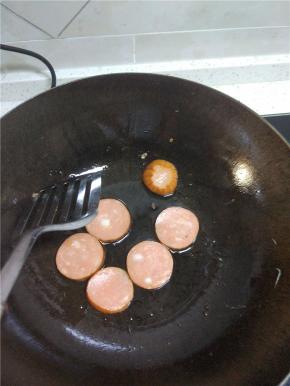 锅内放油，加热放入火腿，煎至两面微黄