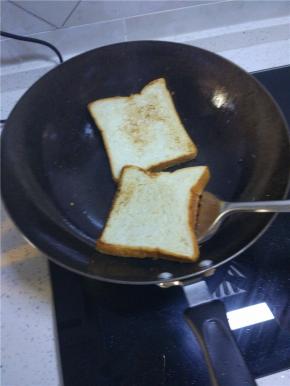 再把面包片放进去，两面稍微煎一下