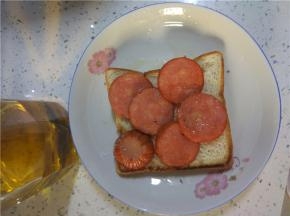 一层面包，上面铺满火腿