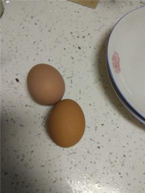 准备好两个新鲜的鸡蛋,因为加热时间短，一定要是新鲜干净的鸡蛋