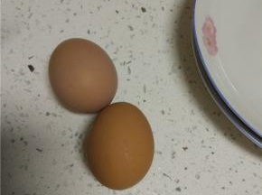 准备好两个新鲜的鸡蛋,因为加热时间短，一定要是新鲜干净的鸡蛋