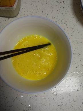 放入碗内，打散，鸡蛋打得越散，冲出来的蛋花越细腻