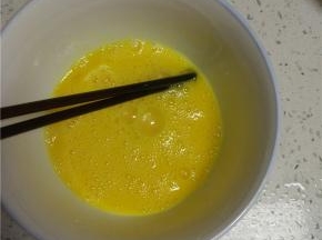 放入碗内，打散，鸡蛋打得越散，冲出来的蛋花越细腻