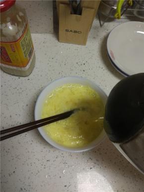 烧开的滚水立马冲入装有鸡蛋的碗内