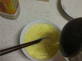 烧开的滚水立马冲入装有鸡蛋的碗内