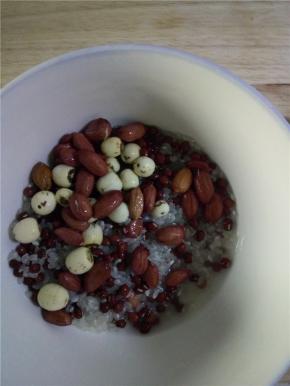 淘洗干净，浸泡半个小时