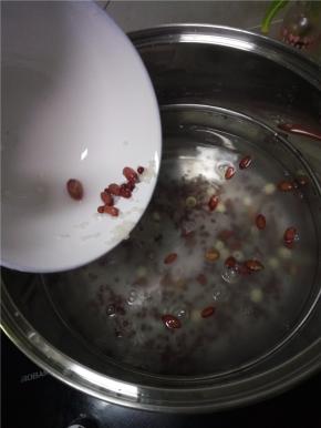 锅内加水，放入准备好的材料