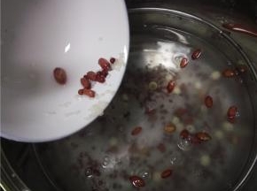 锅内加水，放入准备好的材料