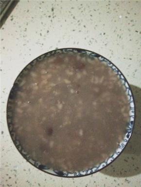 大火烧开，转小火三十分钟，煮至粘稠，关火焖十分钟出锅