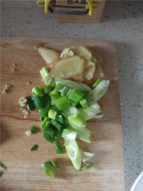 葱姜蒜切碎备用