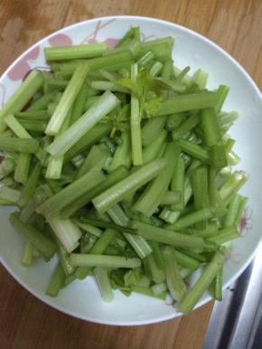 山芹摘掉叶子，清洗干净。切成段状。