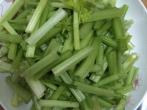 山芹摘掉叶子，清洗干净。切成段状。