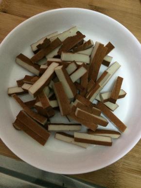 买好的豆腐干，切成条状。