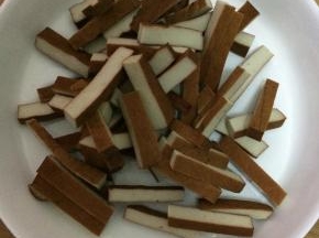 买好的豆腐干，切成条状。