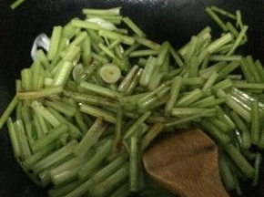锅内加入适量油，把山芹放入锅内翻炒两分钟左右。