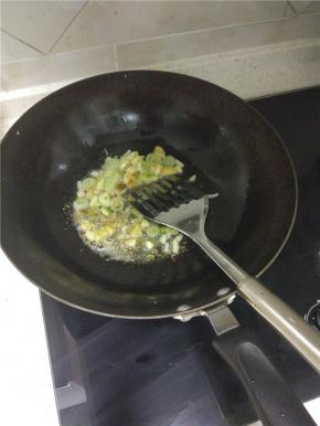 锅内放油烧热加入葱姜蒜爆香之后关火