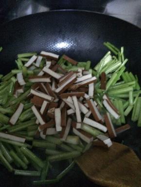 把豆腐干放入锅中翻炒均匀。