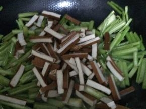 把豆腐干放入锅中翻炒均匀。
