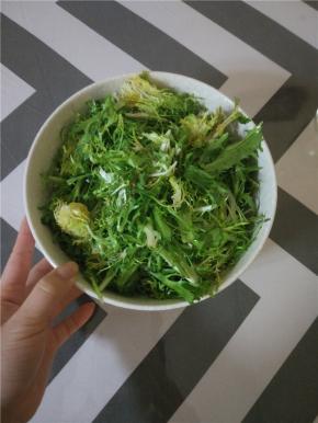 三十秒之后，待锅稍凉放入苦菊，加入醋，味极鲜，盐，香油，拌匀出锅