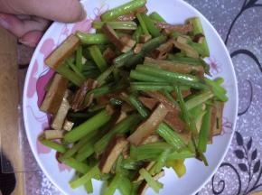 翻炒出锅，盛出