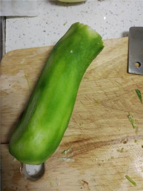 萝卜清洗干净去皮