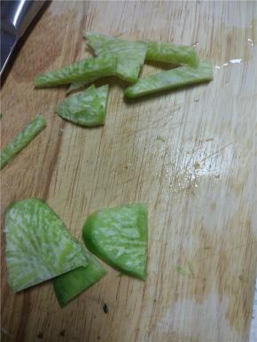 将萝卜切成粗细均匀的萝卜条