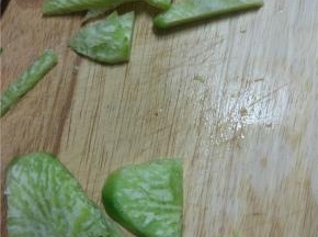 将萝卜切成粗细均匀的萝卜条