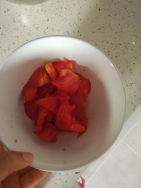 西红柿去皮，切尽量小的块