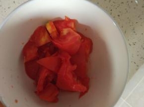 西红柿去皮，切尽量小的块