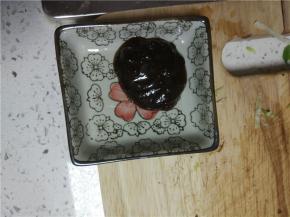 准备适量的甜面酱放入碗内