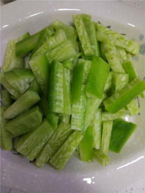 切好的萝卜条放入盘内摆盘