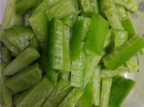 切好的萝卜条放入盘内摆盘